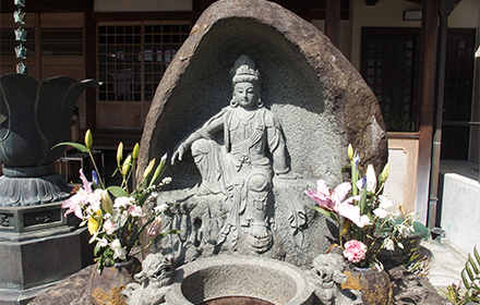 興岳寺本堂の仏像